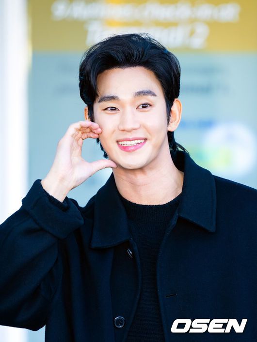 [OSEN=인천공항, 민경훈 기자] 배우 김수현이 해외 일정을 위해 17일 오전 인천국제공항을 통해 출국했다.배우 김수현은 이날 밀라노 패션위크 참석 차 인천공항을 통해 이태리 밀라노로 출국했다.배우 김수현이 출국장으로 향하며 포즈를 취하고 있다. 2025.01.17 / rumi@osen.co.kr