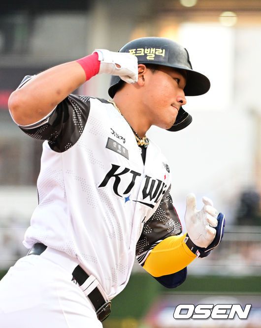 [OSEN=수원, 조은정 기자]12일 오후 수원 KT위즈파크에서 ‘2025 신한 SOL Bank KBO리그’ KT 위즈와 롯데 자이언츠의 경기가 열렸다.이날 홈팀 KT의 선발투수는 소형준, 방문팀 롯데는 김진욱이 나선다.2회말 2사 1,3루 KT 안현민이 중월 쓰리런 홈런을 날린 뒤 베이스를 돌고 있다. 1회 투런포에 이어 연타석 홈런. 2025.06.12 /cej@osen.co.kr