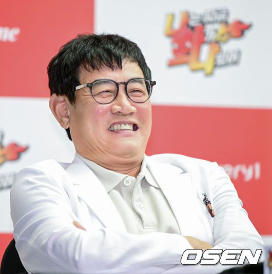 [OSEN=최규한 기자] 14일 오후 서울 상암동 스탠포드호텔에서 MBC에브리원라이프타임 새 예능 ‘나는 지금 화가 나있어’ 제작발표회가 열렸다.예능‘나는 지금 화가 나있어’(약칭 나화나)는 대한민국‘화’전문MC들이‘화(火)’제의 게스트를 초대해 그들의 화 유발 비밀 토크를 듣고 화풀이 노하우를 대방출하는‘대국민 화Free(프리)쇼’다.이경규,박명수,권율,덱스가 시청자들의 꽉 막힌‘화’를 대리 분출하며 통쾌한 사이다를 선사할 예정이다.방송인 이경규가 제작발표회에 참석해 미소짓고 있다. 2023.08.14 / dreamer@osen.co.kr