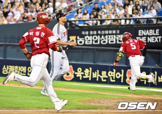 [OSEN=잠실, 지형준 기자] 12일 오후 서울 잠실구장에서 ‘2025 신한 SOL Bank KBO리그’ LG 트윈스와 SSG 랜더스의 경기가 열렸다.LG는 치리노스, SSG는 전영준을 선발로 내세웠다4회초 2사 2,3루에서 LG 치리노스가 SSG 김찬형 타석에 스트라이크 낫아웃 폭투로 실점하고 있다. 2025.06.12 /jpnews@osen.co.kr