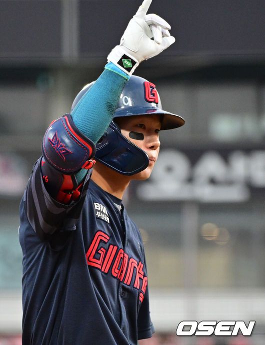 [OSEN=수원, 조은정 기자]12일 오후 수원 KT위즈파크에서 ‘2025 신한 SOL Bank KBO리그’ KT 위즈와 롯데 자이언츠의 경기가 열렸다.이날 홈팀 KT의 선발투수는 소형준, 방문팀 롯데는 김진욱이 나선다.3회초 1사 1,2루 롯데 장두성이 2타점 3루타를 날린뒤 베이스로 쇄도하고 있다. 2025.06.12 /cej@osen.co.kr