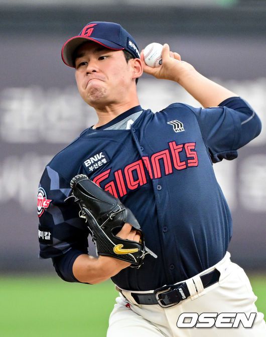 [OSEN=수원, 조은정 기자]12일 오후 수원 KT위즈파크에서 ‘2025 신한 SOL Bank KBO리그’ KT 위즈와 롯데 자이언츠의 경기가 열렸다.이날 홈팀 KT의 선발투수는 소형준, 방문팀 롯데는 김진욱이 나선다.1회말 롯데 선발 김진욱이 역투하고 있다. 2025.06.12 /cej@osen.co.kr