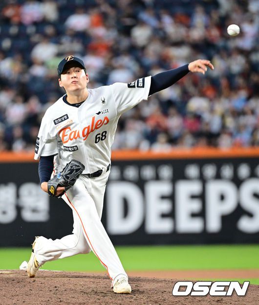 [OSEN=대전, 김성락 기자] 5일 오후 대전 한화생명볼파크에서 ‘2025 신한 SOL Bank KBO리그’ 한화 이글스와 KT 위즈의 경기가 열렸다.이날 홈팀 한화는 류현진, KT는 헤이수스를 선발로 내세웠다.5회초 한화 조동욱이 마운드에 올라 힘차게 공을 뿌리고 있다. 2025.06.05 / ksl0919@osen.co.kr