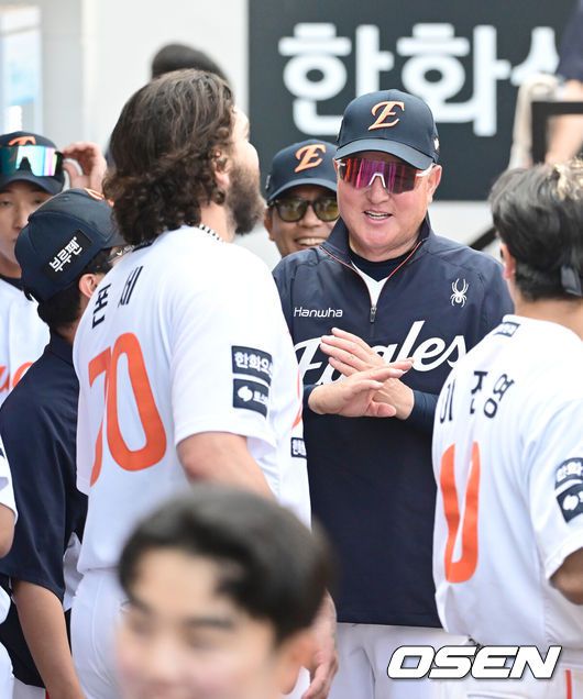 [OSEN=대전, 김성락 기자] 6회초 종료 후 한화 폰세, 김경문 감독이 더그아웃에서 이야기를 나누고 있다. 2025.06.03 / ksl0919@osen.co.kr