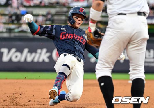 [OSEN=수원, 조은정 기자]12일 오후 수원 KT위즈파크에서 ‘2025 신한 SOL Bank KBO리그’ KT 위즈와 롯데 자이언츠의 경기가 열렸다.이날 홈팀 KT의 선발투수는 소형준, 방문팀 롯데는 김진욱이 나선다.3회초 1사 1,2루 롯데 장두성이 2타점 3루타를 날린뒤 베이스로 쇄도하고 있다. 2025.06.12 /cej@osen.co.kr