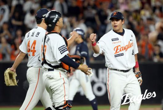 한화 노시환과 김서현이 승리 후 기쁨을 나누고 있다. /한화 이글스 제공