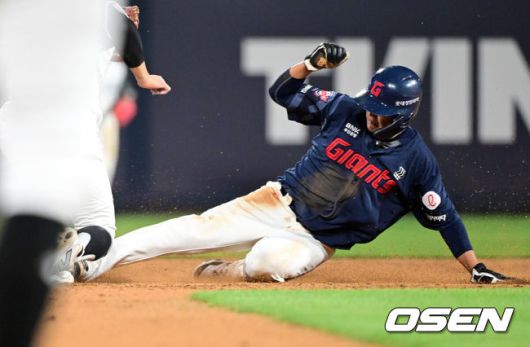[OSEN=수원, 조은정 기자]12일 오후 수원 KT위즈파크에서 ‘2025 신한 SOL Bank KBO리그’ KT 위즈와 롯데 자이언츠의 경기가 열렸다.이날 홈팀 KT의 선발투수는 소형준, 방문팀 롯데는 김진욱이 나선다.7회초 2사 1루 손호영이 2루 도루에 성공하고 있다. 2025.06.12 /cej@osen.co.kr