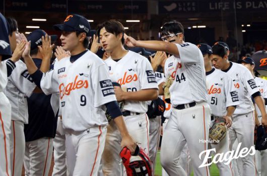 한화 선수들이 12일 대전 두산전 승리 후 하이파이브를 나누고 있다. /한화 이글스 제공