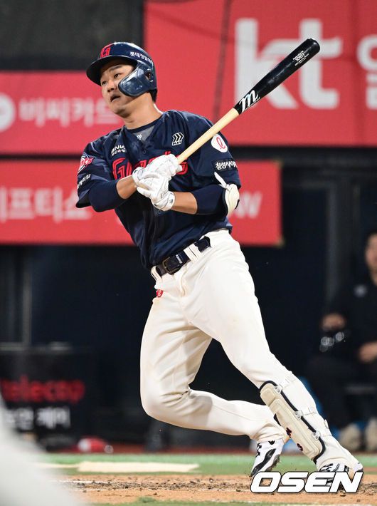 [OSEN=수원, 조은정 기자]12일 오후 수원 KT위즈파크에서 ‘2025 신한 SOL Bank KBO리그’ KT 위즈와 롯데 자이언츠의 경기가 열렸다.이날 홈팀 KT의 선발투수는 소형준, 방문팀 롯데는 김진욱이 나선다.5회초 2사 1,2루 롯데 손호영이 동점 적시타를 날리고 있다. 2025.06.12 /cej@osen.co.kr