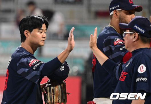 [OSEN=수원, 조은정 기자]1롯데가 선발 조기강판, 마무리 블론세이브 등 각종 변수를 딛고 연장 접전 끝 승리를 쟁취했다.프로야구 롯데 자이언츠는 12일 수원KT위즈파크에서 열린 2025 신한 SOL뱅크 KBO리그 KT 위즈와의 시즌 9차전에서 연장 접전 끝 12-7로 승리했다.롯데 손호영이 김태형 감독과 하이파이브를 하고 있다. 2025.06.12 /