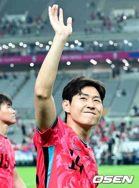[OSEN=상암, 조은정 기자]대한민국 대표팀이 무려 15년 만에 패배 없이 최종예선을 마무리했다.홍명보 감독이 이끄는 대한민국축구 국가대표팀은 10일 서울월드컵경기장에서 열린2026 국제축구연맹(FIFA) 북중미 월드컵 아시아지역 최종예선 3차 예선 B조 10차전에서 쿠웨이트와 맞붙어 4-0으로 대승했다.대표팀 이강인이 관중을 향해 인사를 하고 있다. 2025.06.10 /cej@osen.co.kr
