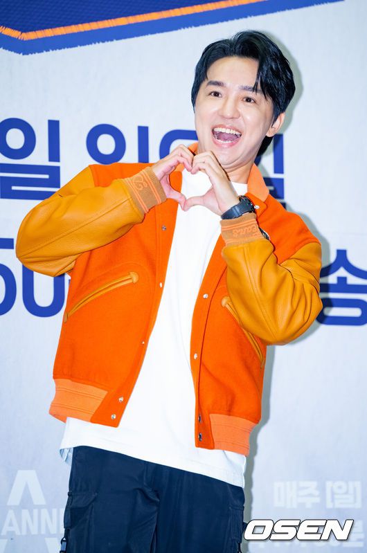 [OSEN=민경훈 기자] 2일 오전 서울 마포구 상암동 스탠포드 호텔에서 채널A '성적을 부탁해: 티처스' 제작발표회가 진행됐다.조정식 선생님이 입장하며 포즈를 취하고 있다.  2023.11.02 / rumi@osen.co.kr