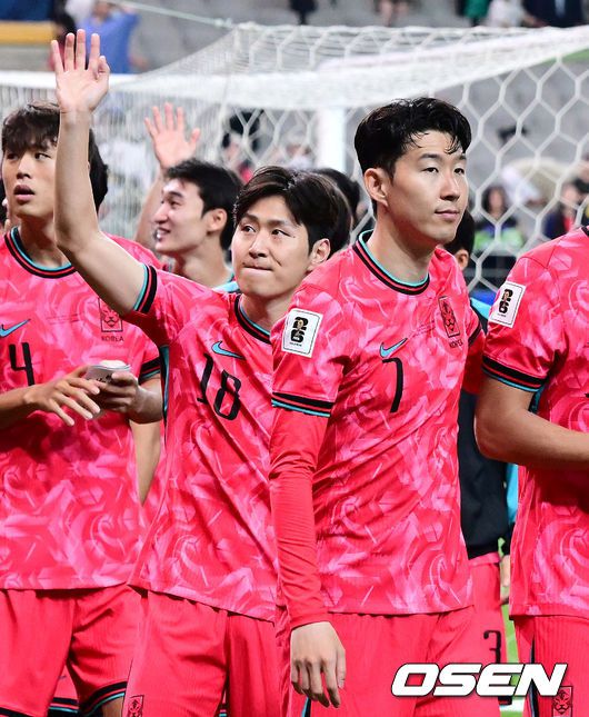 [OSEN=서울월드컵경기장, 지형준 기자] 대한민국 대표팀이 무려 15년 만에 패배 없이 최종예선을 마무리했다.홍명보 감독이 이끄는 대한민국축구 국가대표팀은 10일 서울월드컵경기장에서 열린2026 국제축구연맹(FIFA) 북중미 월드컵 아시아지역 최종예선 3차 예선 B조 10차전에서 쿠웨이트와 맞붙어 4-0으로 대승했다.이번 승리로 한국은 승점 22점(6승 4무)을 만들면서 패배 없이 최종예선을 마쳤다.경기를 마치고 축구대표팀 이강인, 손흥민이 팬들에게 인사를 하고 있다. 2025.06.10 /jpnews@osen.co.kr