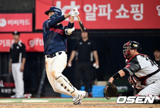 [OSEN=수원, 조은정 기자]12일 오후 수원 KT위즈파크에서 ‘2025 신한 SOL Bank KBO리그’ KT 위즈와 롯데 자이언츠의 경기가 열렸다.이날 홈팀 KT의 선발투수는 소형준, 방문팀 롯데는 김진욱이 나선다.연장 10회초 2사 1,3루 롯데 손호영이 좌익선상 적시타를 날리고 있다. 2025.06.12 /cej@osen.co.kr