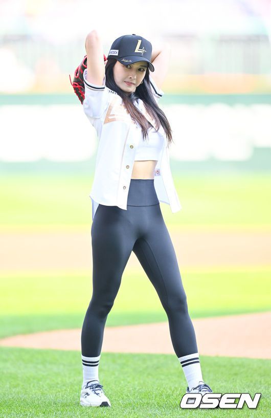 [OSEN=인천, 김성락 기자] 14일 인천 SSG랜더스필드에서 ‘2025 신한은행 SOL Bank KBO리그’ SSG 랜더스와 롯데 자이언츠의 경기가 열렸다.이날 SSG는 김광현, 롯데는 감보아를 선발로 내세웠다. 경기 시작에 앞서 SSG 추신수 아내 하원미가 시구를 하고 있다. 2025.06.14 / ksl0919@osen.co.kr