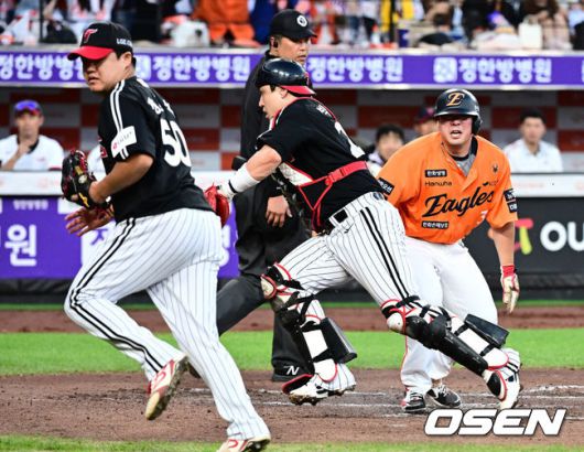 [OSEN=대전, 지형준 기자] 14일 대전 한화생명볼파크에서 2025 신한 SOL Bank KBO리그 한화 이글스와 LG 트윈스의 경기가 열렸다.LG가 40승 26패 1무(승률 .606)로 1위, 한화는 40승 27패(승률 .597)로 2위다. 0.5경기 차이다. 경기 결과에 따라 1위가 바뀔 수도 있다.이날 한화는 폰세, LG는 임찬규를 선발로 내세웠다.7회말 1사 1,3루에서 한화 안치홍이 황영묵의 스퀴즈 번트에 역전 득점을 올리고 있다. 2025.06.14 /jpnews@osen.co.kr