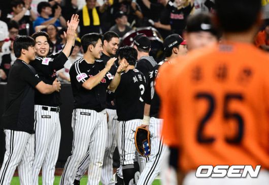 [OSEN=대전, 지형준 기자] 프로야구 한화 이글스와 LG 트윈스가 연장 11회 접전을 펼쳤으나 승부를 가리지 못했다.한화와 LG는14일 대전 한화생명볼파크에서 열린 2025 KBO리그 정규 시즌 맞대결 9차전에서 연장 11회 2-2 무승부를 기록했다.LG는 1위를 지켰고, 한화는 LG와 0.5경기 차이를 유지했다. 경기를 마치고 LG 선수들이 기뻐하고 있다. 2025.06.14 /jpnews@osen.co.kr