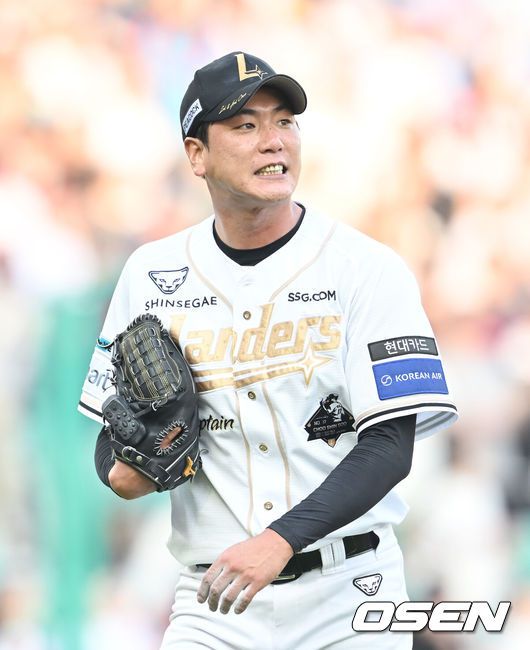 [OSEN=인천, 김성락 기자] 14일 인천 SSG랜더스필드에서 ‘2025 신한은행 SOL Bank KBO리그’ SSG 랜더스와 롯데 자이언츠의 경기가 열렸다.이날 SSG는 김광현, 롯데는 감보아를 선발로 내세웠다. 6회초 종료 후 SSG 김광현이 더그아웃으로 이동하고 있다. 2025.06.14 / ksl0919@osen.co.kr