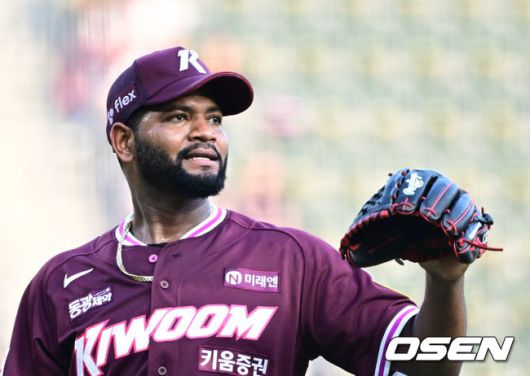 [OSEN=잠실, 조은정 기자]14일 서울 잠실야구장에서 2024 신한 SOL Bank KBO리그 두산 베어스와 키움 히어로즈의 경기가 열렸다.이날 홈팀 두산은 최승용을, 원정팀 키움은 알칸타라를 선발 투수로 내세웠다.6회말 1사 1,3루 키움 선발 알칸타라가 1루수 견제구 포구실책이 실점으로 이어지자 아쉬워하고 있다. 2025.06.14 /cej@osen.co.kr