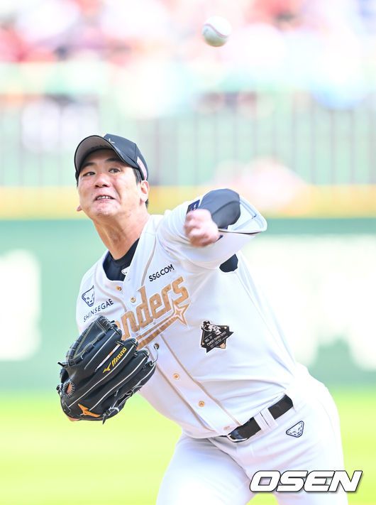 [OSEN=인천, 김성락 기자] 14일 인천 SSG랜더스필드에서 ‘2025 신한은행 SOL Bank KBO리그’ SSG 랜더스와 롯데 자이언츠의 경기가 열렸다.이날 SSG는 김광현, 롯데는 감보아를 선발로 내세웠다. 1회초 SSG 선발 김광현이 마운드에 올라 힘차게 공을 뿌리고 있다. 2025.06.14 / ksl0919@osen.co.kr