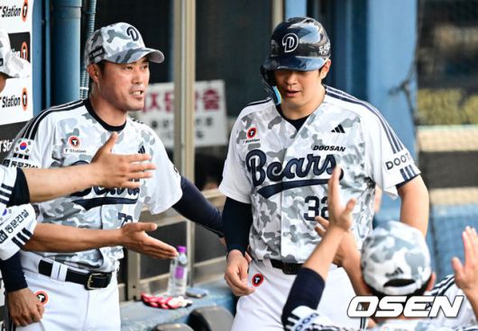 [OSEN=잠실, 조은정 기자]14일 서울 잠실야구장에서 2024 신한 SOL Bank KBO리그 두산 베어스와 키움 히어로즈의 경기가 열렸다.이날 홈팀 두산은 최승용을, 원정팀 키움은 알칸타라를 선발 투수로 내세웠다.6회말 무사 2루 두산 케이브가 안타에 키움 중견수 이주형이 포구실책을 범했다. 이때 실책을 틈타 김재환이 득점을 올리고 있다. 2025.06.14 /cej@osen.co.kr