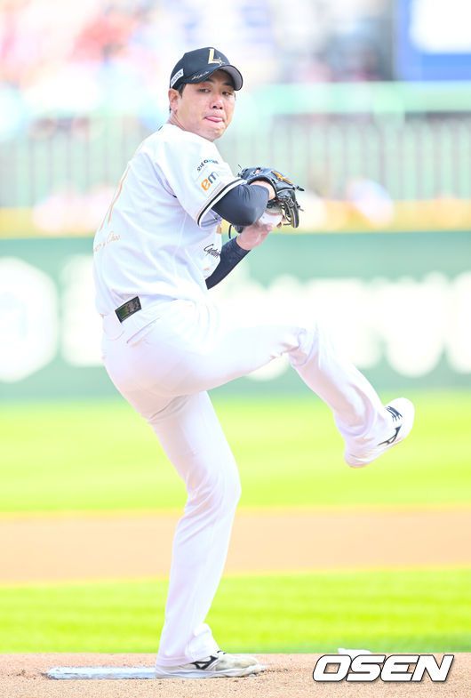 [OSEN=인천, 김성락 기자] 14일 인천 SSG랜더스필드에서 ‘2025 신한은행 SOL Bank KBO리그’ SSG 랜더스와 롯데 자이언츠의 경기가 열렸다.이날 SSG는 김광현, 롯데는 감보아를 선발로 내세웠다. 1회초 SSG 선발 김광현이 마운드에 올라 힘차게 공을 뿌리고 있다. 2025.06.14 / ksl0919@osen.co.kr