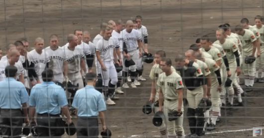 오른쪽이 사쿠신 학원 야구팀. 이 장면은 기사 내 특정 사실과 관계가 없음을 밝힌다. 유튜브 채널 Playベスボルチャンネル