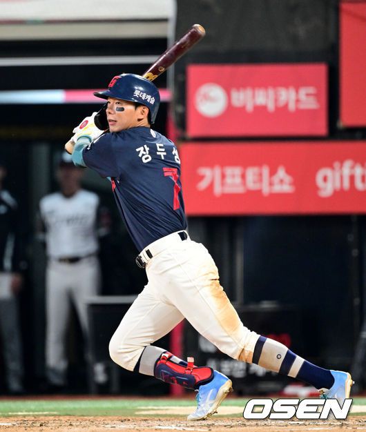 [OSEN=수원, 조은정 기자]12일 오후 수원 KT위즈파크에서 ‘2025 신한 SOL Bank KBO리그’ KT 위즈와 롯데 자이언츠의 경기가 열렸다.이날 홈팀 KT의 선발투수는 소형준, 방문팀 롯데는 김진욱이 나선다.6회초 1사 롯데 장두성이 안타를 날리고 있다. 2025.06.12 /cej@osen.co.kr