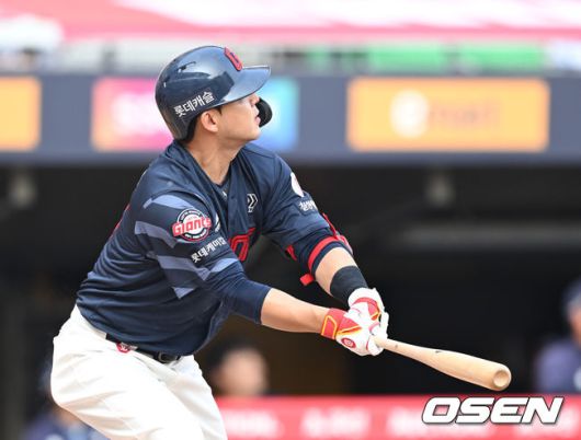 [OSEN=인천, 김성락 기자] 14일 인천 SSG랜더스필드에서 ‘2025 신한은행 SOL Bank KBO리그’ SSG 랜더스와 롯데 자이언츠의 경기가 열렸다.이날 SSG는 김광현, 롯데는 감보아를 선발로 내세웠다. 2회초 1사 롯데 김민성이 선취 솔로 홈런을 날리고 있다. 2025.06.14 / ksl0919@osen.co.kr