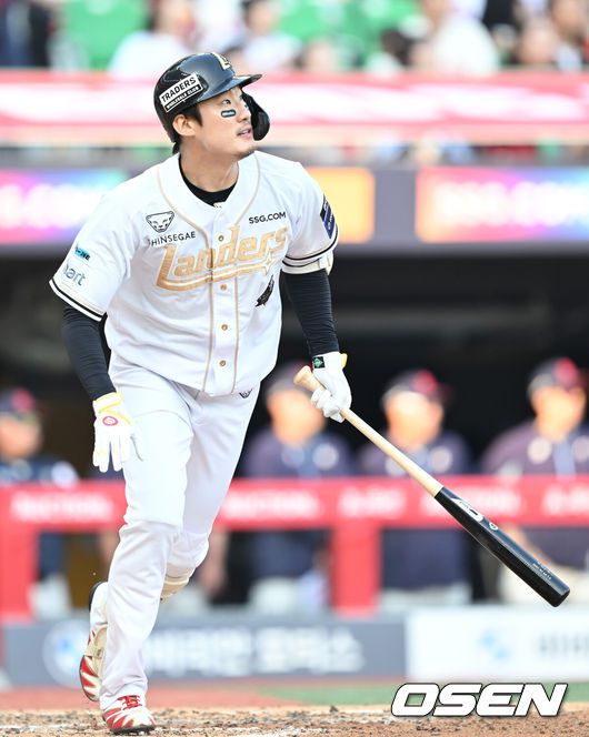 [OSEN=인천, 김성락 기자] 14일 인천 SSG랜더스필드에서 ‘2025 신한은행 SOL Bank KBO리그’ SSG 랜더스와 롯데 자이언츠의 경기가 열렸다.이날 SSG는 김광현, 롯데는 감보아를 선발로 내세웠다. 4회말 1사 2, 3루 SSG 오태곤이 동점 1타점 희생플라이를 날리고 있다. 2025.06.14 / ksl0919@osen.co.kr