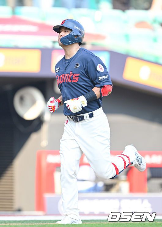 [OSEN=인천, 김성락 기자] 14일 인천 SSG랜더스필드에서 ‘2025 신한은행 SOL Bank KBO리그’ SSG 랜더스와 롯데 자이언츠의 경기가 열렸다.이날 SSG는 김광현, 롯데는 감보아를 선발로 내세웠다. 2회초 1사 롯데 김민성이 선취 솔로 홈런을 날린 뒤 그라운드를 돌고 있다. 2025.06.14 / ksl0919@osen.co.kr