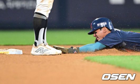 [OSEN=수원, 조은정 기자]1롯데가 선발 조기강판, 마무리 블론세이브 등 각종 변수를 딛고 연장 접전 끝 승리를 쟁취했다.프로야구 롯데 자이언츠는 12일 수원KT위즈파크에서 열린 2025 신한 SOL뱅크 KBO리그 KT 위즈와의 시즌 9차전에서 연장 접전 끝 12-7로 승리했다.연장 10회초 1사 1루 롯데 장두성이 KT 투수 박영현 견제구 송구 실책에 몸을 맞은 뒤 2루까지 뛰고 있다. 이후 대주자 한승현으로 교체됐다. 2025.06.12 /cej@osen.co.kr