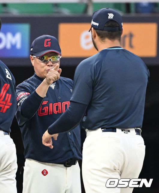 [OSEN=인천, 김성락 기자] 프로야구 롯데 자이언츠가 아슬아슬한 투수전을 잡아내고 3연승을 내달렸다.롯데는 14일 인천 SSG랜더스필드에서 열린 ‘2025 신한은행 SOL Bank KBO리그’ SSG 랜더스와의 경기에서 4-2로 승리했다.경기 종료 후 롯데 김태형 감독이 감보아와 기쁨을 나누고 있다.  2025.06.14 / ksl0919@osen.co.kr