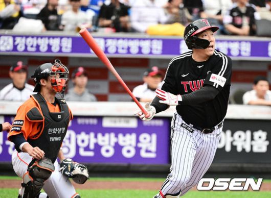 [OSEN=대전, 지형준 기자] 15일 대전 한화생명볼파크에서 2025 신한 SOL Bank KBO리그 한화 이글스와 LG 트윈스의 경기가 열렸다.이날 한화는 문동주, LG는 송승기를 선발로 내세웠다.4회초 2사 만루에서 LG 김현수가 2타점 좌전 적시타 날리고 있다. 2025.06.15 /jpnews@osen.co.kr