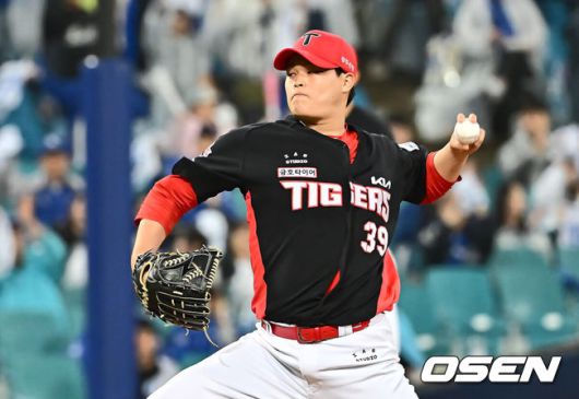 [OSEN=대구, 이석우 기자] 24일 대구삼성라이온즈파크에서 2025 신한 SOL 뱅크 KBO 리그 삼성 라이온즈와 KIA 타이거즈의 경기가 열렸다. 홈팀 삼성은 이승현이, 방문팀 KIA는 김도현이 선발 출전했다. KIA 타이거즈 최지민이 역투하고 있다. 2025.05.24 / foto0307@osen.co.kr