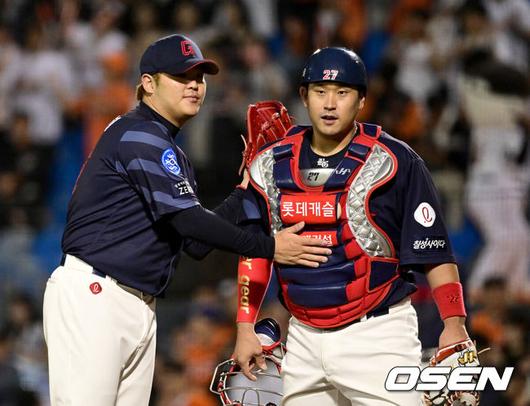 [OSEN=대전, 최규한 기자] 18일 오후 대전 한화생명이글스파크에서 ‘2023 신한은행 SOL KBO리그’ 한화 이글스와 롯데 자이언츠의 경기가 열렸다.6회말 2사 1, 2루 상황 롯데 선발 한현희와 포수 유강남이 마운드에서 대화를 나누고 있다. 2023.05.18 / dreamer@osen.co.kr