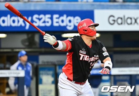 [OSEN=대구, 이석우 기자] 24일 대구삼성라이온즈파크에서 2025 신한 SOL 뱅크 KBO 리그 삼성 라이온즈와 KIA 타이거즈의 경기가 열렸다. 홈팀 삼성은 이승현이, 방문팀 KIA는 김도현이 선발 출전했다. KIA 타이거즈 최형우가 4회초 무사 2루 우월 2점 홈런을 치고 있다. 2025.05.24 / foto0307@osen.co.kr