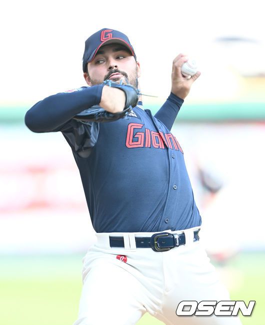 [OSEN=인천, 김성락 기자] 14일 인천 SSG랜더스필드에서 ‘2025 신한은행 SOL Bank KBO리그’ SSG 랜더스와 롯데 자이언츠의 경기가 열렸다.이날 SSG는 김광현, 롯데는 감보아를 선발로 내세웠다. 1회말 롯데 선발 감보아가 마운드에 올라 힘차게 공을 뿌리고 있다. 2025.06.14 / ksl0919@osen.co.kr