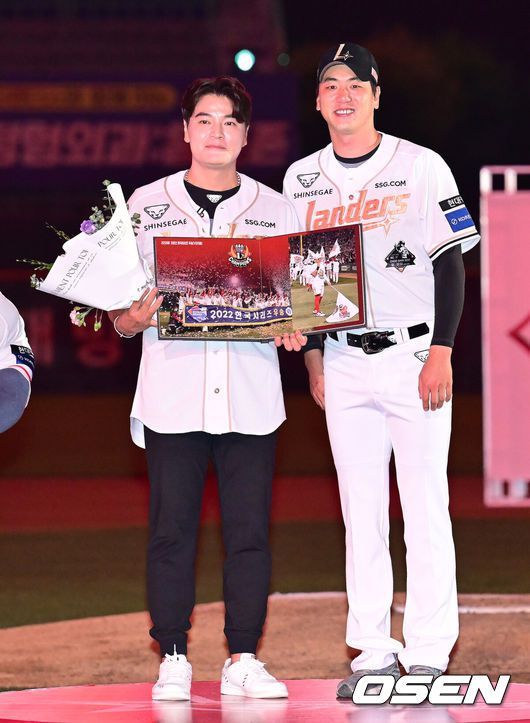 [OSEN=인천, 김성락 기자] 프로야구 롯데 자이언츠가 아슬아슬한 투수전을 잡아내고 3연승을 내달렸다.롯데는 14일 인천 SSG랜더스필드에서 열린 ‘2025 신한은행 SOL Bank KBO리그’ SSG 랜더스와의 경기에서 4-2로 승리했다.경기 종료 후 추신수의 은퇴식 행사가 진행됐다. SSG 김광현, 추신수가 기념촬영을 하고 있다. 2025.06.14 / ksl0919@osen.co.kr