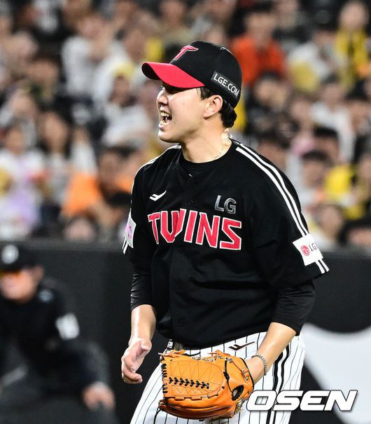 [OSEN=대전, 지형준 기자] 14일 대전 한화생명볼파크에서 2025 신한 SOL Bank KBO리그 한화 이글스와 LG 트윈스의 경기가 열렸다.LG가 40승 26패 1무(승률 .606)로 1위, 한화는 40승 27패(승률 .597)로 2위다. 0.5경기 차이다. 경기 결과에 따라 1위가 바뀔 수도 있다.이날 한화는 폰세, LG는 임찬규를 선발로 내세웠다.9회말 2사에서 LG 유영찬이 한화 황영묵을 삼진 처리하며 포효하고 있다. 2025.06.14 /jpnews@osen.co.kr