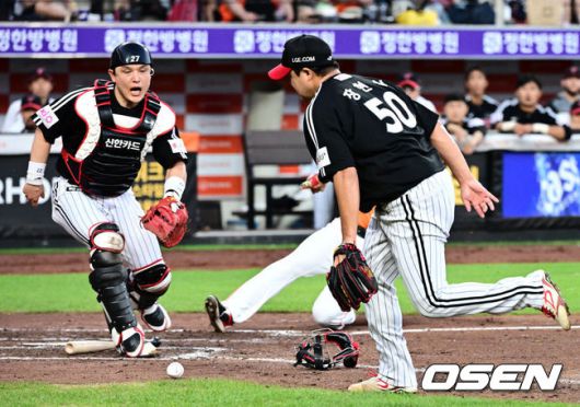 [OSEN=대전, 지형준 기자] 14일 대전 한화생명볼파크에서 2025 신한 SOL Bank KBO리그 한화 이글스와 LG 트윈스의 경기가 열렸다.LG가 40승 26패 1무(승률 .606)로 1위, 한화는 40승 27패(승률 .597)로 2위다. 0.5경기 차이다. 경기 결과에 따라 1위가 바뀔 수도 있다.이날 한화는 폰세, LG는 임찬규를 선발로 내세웠다.7회말 1사 1,3루에서 LG 장현식이 한화 황영묵의 스퀴즈 번트에 글러브 토스에 실패하며 역전 득점을 헝 올리고 있다. 2025.06.14 /jpnews@osen.co.kr