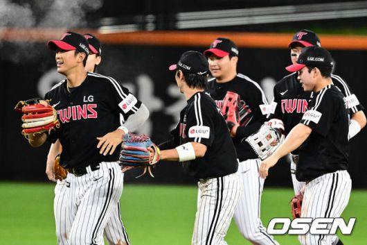 [OSEN=대전, 지형준 기자] 프로야구 한화 이글스와 LG 트윈스가 연장 11회 접전을 펼쳤으나 승부를 가리지 못했다.한화와 LG는14일 대전 한화생명볼파크에서 열린 2025 KBO리그 정규 시즌 맞대결 9차전에서 연장 11회 2-2 무승부를 기록했다.LG는 1위를 지켰고, 한화는 LG와 0.5경기 차이를 유지했다. 경기를 마치고 홈 보살을 성공한 LG 송찬의가 동료선수들과 기뻐하고 있다. 2025.06.14 /jpnews@osen.co.kr