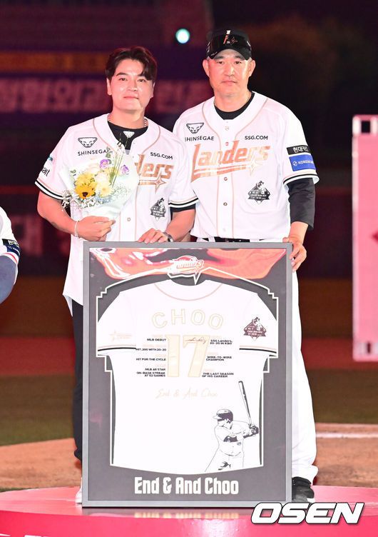 [OSEN=인천, 김성락 기자] 프로야구 롯데 자이언츠가 아슬아슬한 투수전을 잡아내고 3연승을 내달렸다.롯데는 14일 인천 SSG랜더스필드에서 열린 ‘2025 신한은행 SOL Bank KBO리그’ SSG 랜더스와의 경기에서 4-2로 승리했다.경기 종료 후 추신수의 은퇴식 행사가 진행됐다. SSG 이숭용 감독, 추신수가 기념촬영을 하고 있다. 2025.06.14 / ksl0919@osen.co.kr