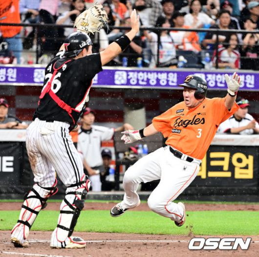 [OSEN=대전, 지형준 기자] 15일 대전 한화생명볼파크에서 2025 신한 SOL Bank KBO리그 한화 이글스와 LG 트윈스의 경기가 열렸다.이날 한화는 문동주, LG는 송승기를 선발로 내세웠다.5회말 1사 1루에서 한화 안치홍이 노시환의 역전 적시 2루타에 홈에서 슬라이딩 세이프되고 있다. 2025.06.15 /jpnews@osen.co.kr