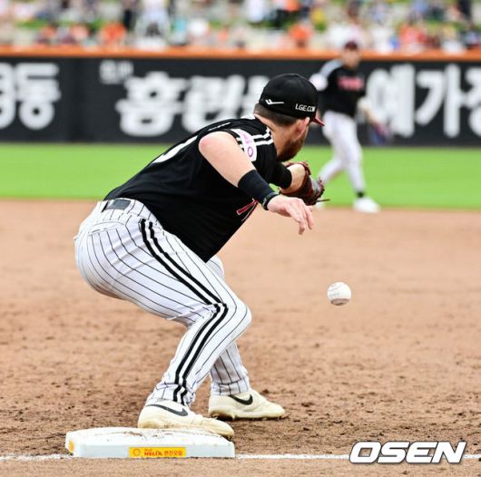 [OSEN=대전, 지형준 기자] 15일 대전 한화생명볼파크에서 2025 신한 SOL Bank KBO리그 한화 이글스와 LG 트윈스의 경기가 열렸다.이날 한화는 문동주, LG는 송승기를 선발로 내세웠다.4회말 2사 2루에서 LG 오스틴이 한화 최재훈의 내야안타에 신민재의 악송구를 놓치고 있다. 2025.06.15 /jpnews@osen.co.kr