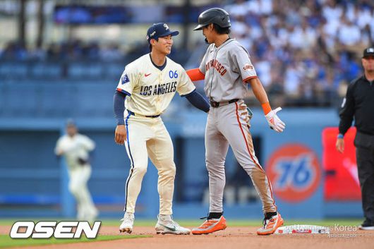 [사진] LA 다저스 김혜성(왼쪽)이 1회초 이닝 종료 후 샌프란시스코 이정후와 웃으며 대화하고 있다. ⓒGettyimages(무단전재 및 재배포 금지)