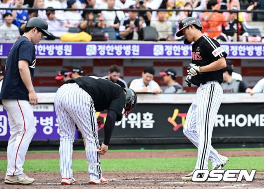 [OSEN=대전, 지형준 기자] 15일 대전 한화생명볼파크에서 2025 신한 SOL Bank KBO리그 한화 이글스와 LG 트윈스의 경기가 열렸다.이날 한화는 문동주, LG는 송승기를 선발로 내세웠다.3회초 2사 만루에서 LG 이영빈이 문보경의 밀어내기 볼넷에 홈을 밟고 있다. 2025.06.15 /jpnews@osen.co.kr