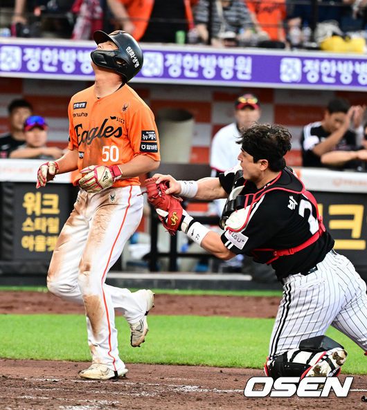 [OSEN=대전, 지형준 기자] 14일 대전 한화생명볼파크에서 2025 신한 SOL Bank KBO리그 한화 이글스와 LG 트윈스의 경기가 열렸다.LG가 40승 26패 1무(승률 .606)로 1위, 한화는 40승 27패(승률 .597)로 2위다. 0.5경기 차이다. 경기 결과에 따라 1위가 바뀔 수도 있다.이날 한화는 폰세, LG는 임찬규를 선발로 내세웠다.5회말 2사 3루에서 한화 이원석이 LG 임찬규의 폭투에 런다운에 걸려 박동원에 태그아웃 당하고 있다. 2025.06.14 /jpnews@osen.co.kr