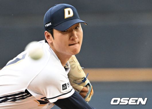 [OSEN=잠실, 조은정 기자]15일 서울 잠실야구장에서 2025 신한 SOL Bank KBO리그 두산 베어스와 키움 히어로즈의 경기가 열렸다.이날 홈팀 두산은 곽빈을, 원정팀 키움은 정현우를 선발 투수로 내세웠다.1회초 두산 곽빈이 연습 투구를 하고 있다. 2025.06.15 /cej@osen.co.kr