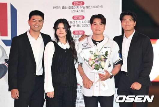 [OSEN=인천, 김성락 기자] 프로야구 롯데 자이언츠가 아슬아슬한 투수전을 잡아내고 3연승을 내달렸다.롯데는 14일 인천 SSG랜더스필드에서 열린 ‘2025 신한은행 SOL Bank KBO리그’ SSG 랜더스와의 경기에서 4-2로 승리했다.경기 종료 후 추신수의 은퇴식 행사가 진행됐다. SSG 추신수가 자녀들과 함께 기념촬영을 하고 있다. 2025.06.14 / ksl0919@osen.co.kr